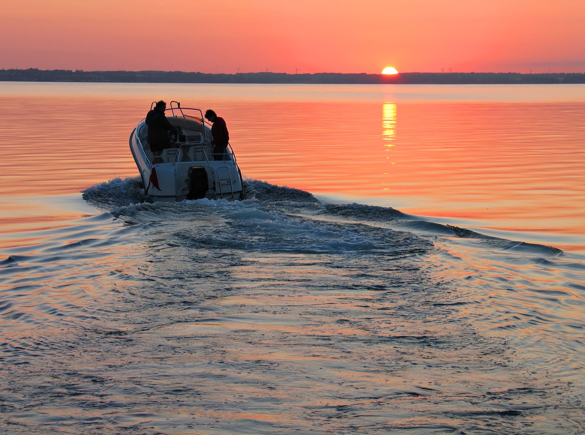 what-to-wear-on-a-winter-boat-trip-motor-boatin